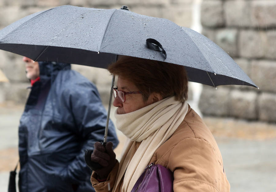Fotos: Jornada de frío y lluvia en Segovia