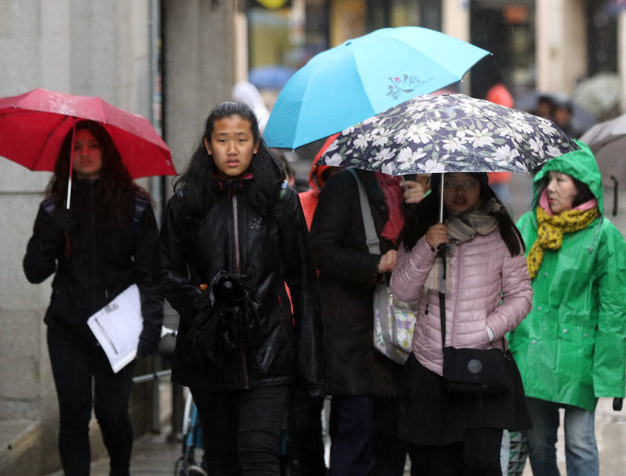 Fotos: Jornada de frío y lluvia en Segovia