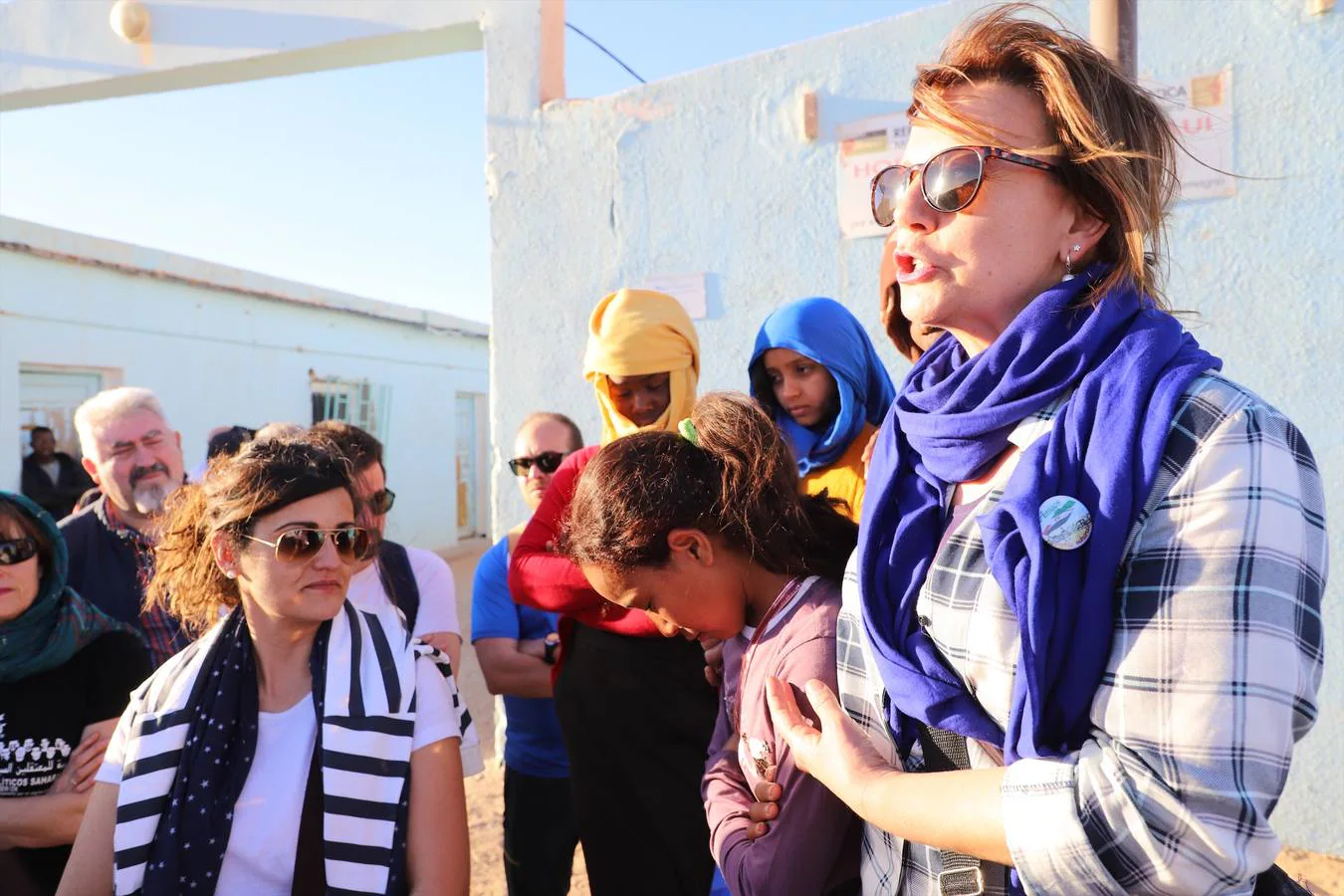 Marivi Barrios de la Asociación Zamora con el Sahara, junto a unos niños en el hospital de Smara.