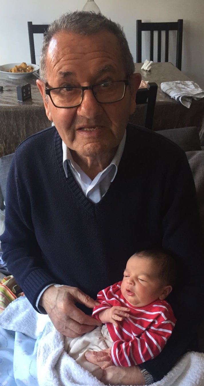 «A partir de ahora felicitaciones por partida múltiple. Muchas felicidades papá. Muchas felicidades abuelo. Te queremos mucho». De Gastón Jr, Fran, Gastón y Lali.