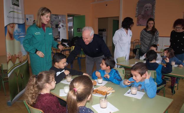 Eva Lamalfa (Gullón) y el delegado de la Junta, Luis Domingo González, visitan el programa en el Juan Mena.