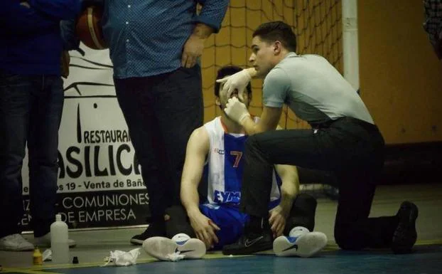 EEl colegiado salmantino Javier Borrego interviene a un jugador del Leyma coruñés durante el partido.
