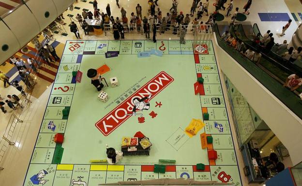 Tablero gigante de Monopoly en una feria. 