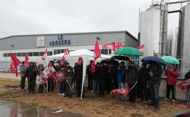 Trabajadores de Leche Celta en Ávila inician paros de cuatro horas frente a la empresa. 