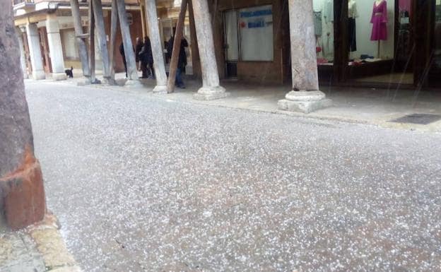 Una granizada tiñe de blanco las calles de Rioseco