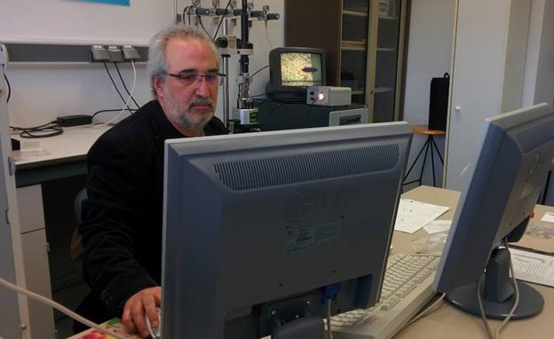 [El catedrático Pedro Prádanos observa en la pantalla una muestra a través de un microscopio de fuerza atómica (a sus espaldas). 