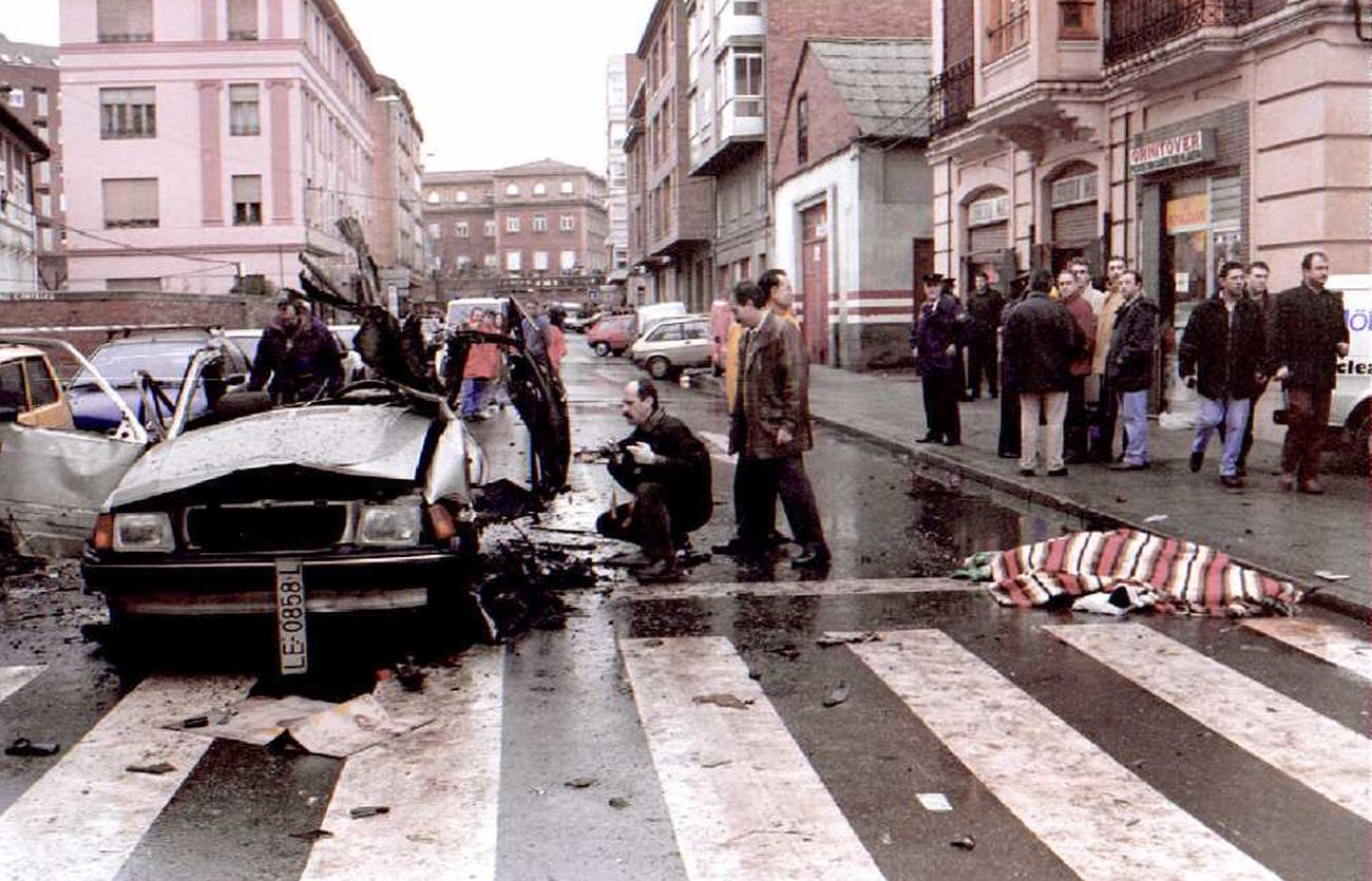 Imágenes del atentado del comandante Cortizo en León, en 1995. 