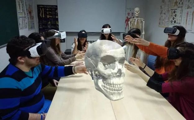 Un grupo de alumnos, durante una simulación virtual. 