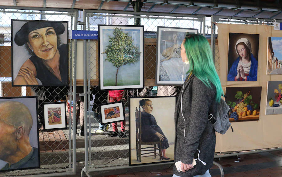 Debido al Día Europeo de la Creatividad se ha expusto en la marquesina de la Plaza España de Valladolid una exposición de pintura de la mano de Unión Artística Vallisoletana. 