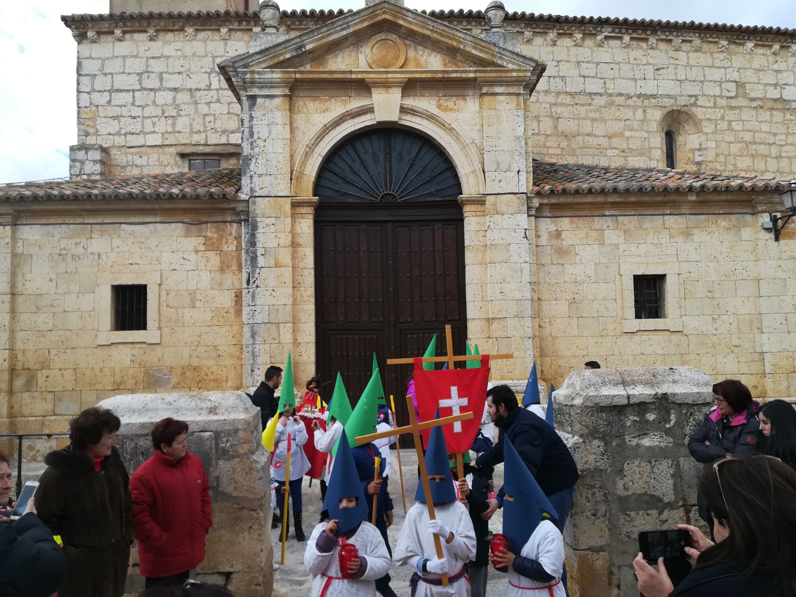 Fotos: Procesión infantil en Torrelobatón con los niños del colegio Padre Hoyos