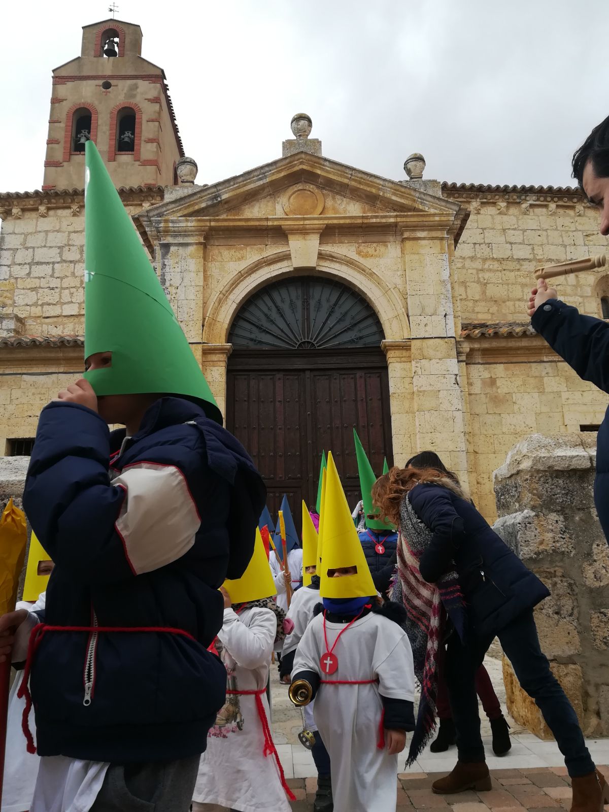 Fotos: Procesión infantil en Torrelobatón con los niños del colegio Padre Hoyos