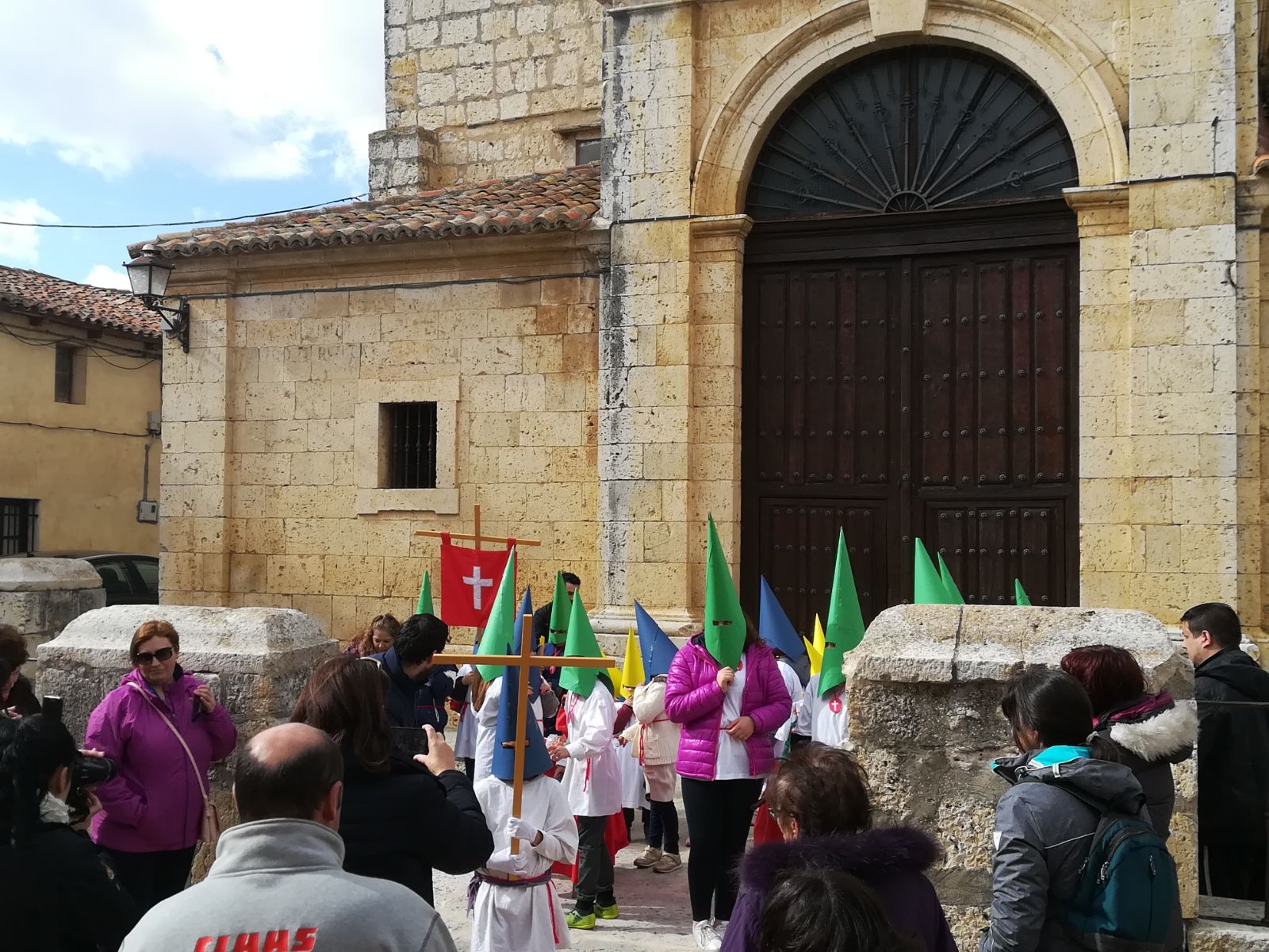 Fotos: Procesión infantil en Torrelobatón con los niños del colegio Padre Hoyos
