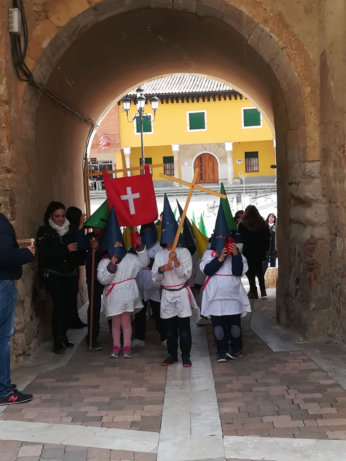 Fotos: Procesión infantil en Torrelobatón con los niños del colegio Padre Hoyos