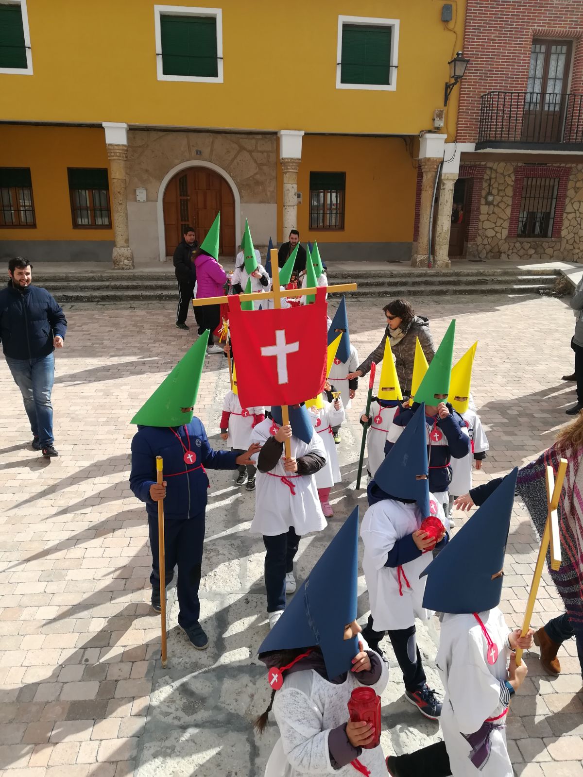 Fotos: Procesión infantil en Torrelobatón con los niños del colegio Padre Hoyos