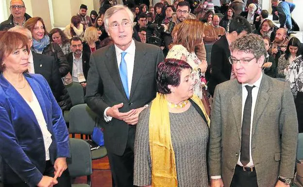 El Ministro de Industria y Turismo, Álvaro Nadal, junto a la alcaldesa de Segovia, Clara Luquero. 