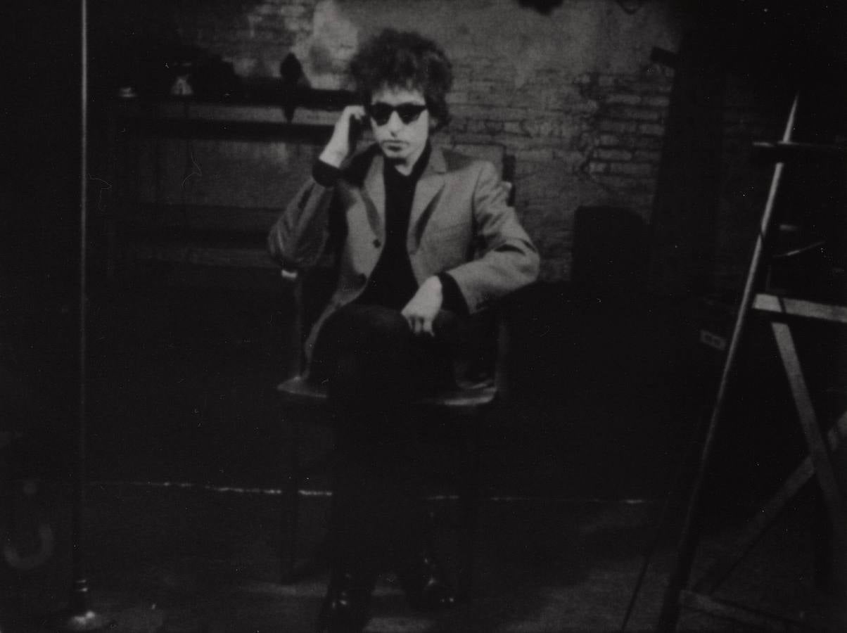 Fotograma cedido de un 'retrato cinematográfico' de Andy Warhol que muestra una prueba de pantalla al compositor y cantante Bob Dylan, en 1966.