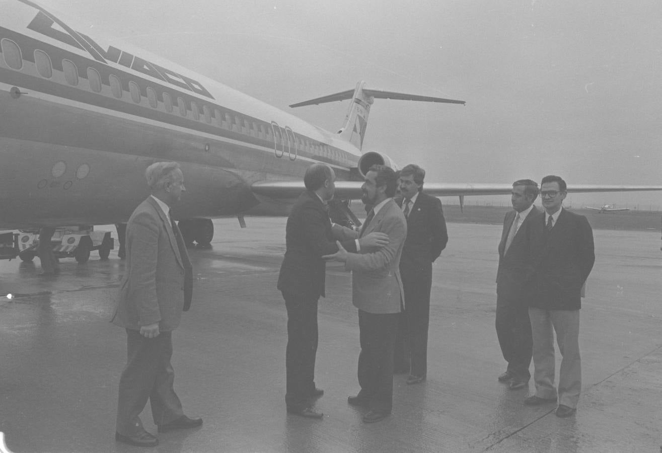 24.04.85 El alcalde de Vigo, Manuel Soto Ferreiro, saluda a Tomás Rodríguez Bolaños, alcalde de Valladolid, en el aeropuerto de Villanubla, durante la inauguración de la línea aérea Vigo-Valladolid-Barcelona.