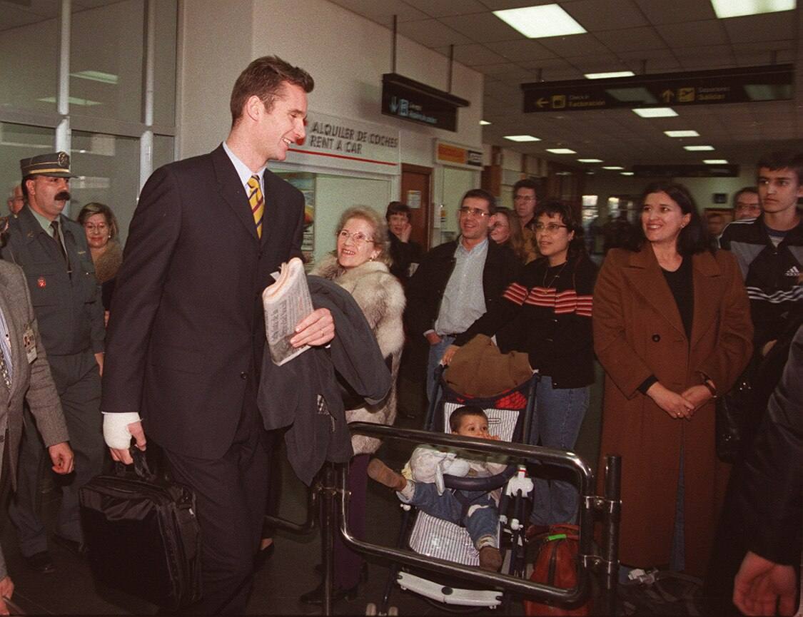 11.02.98 iñaki Urdangarín a su llegada junto a su equipo al aeropuerto de Villanubla para disputar la Copa del Rey de balonmano en Palencia