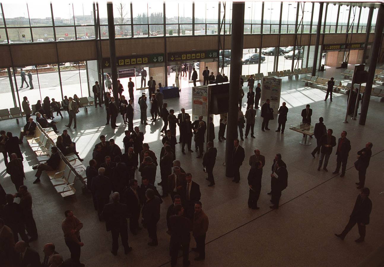 21.02.00 Nueva terminal del aeropuerto de Villanubla en el dia de su inauguración.
