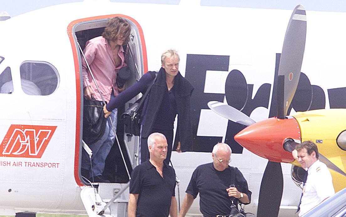 01.06.00 El cantante británico Sting aterriza con su jet privado en Villanubla.