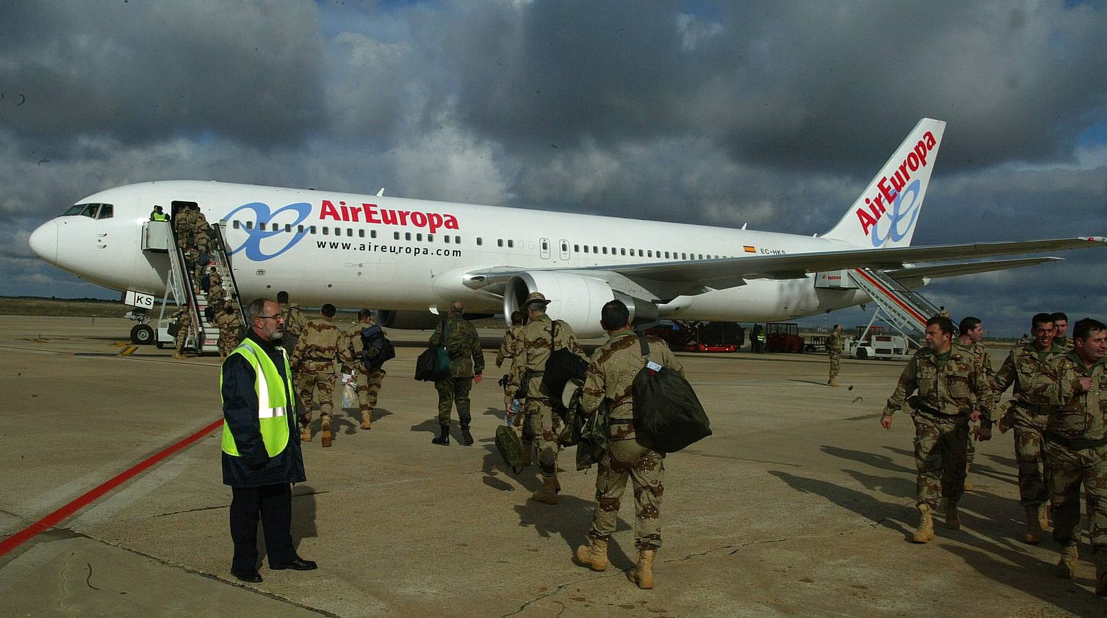 01.12.03 Militares del Ejército de Tierra parten del aeropuerto de Villanubla hacia la ciudad iraquí de Diwaniya, para prestar apoyo logístico a las tropas españolas desplazadas en aquella zona, suben al avión con destino a Kuwait.