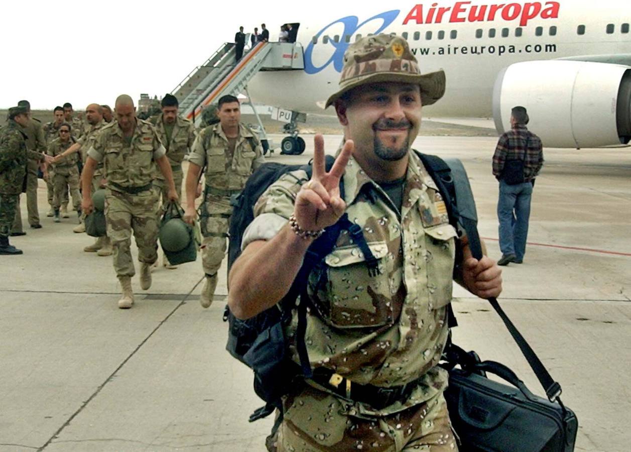 30.03.04 Militares españoles, procedentes de Irak, llegan a Villanubla tras ser relevados por tropas de refresco.