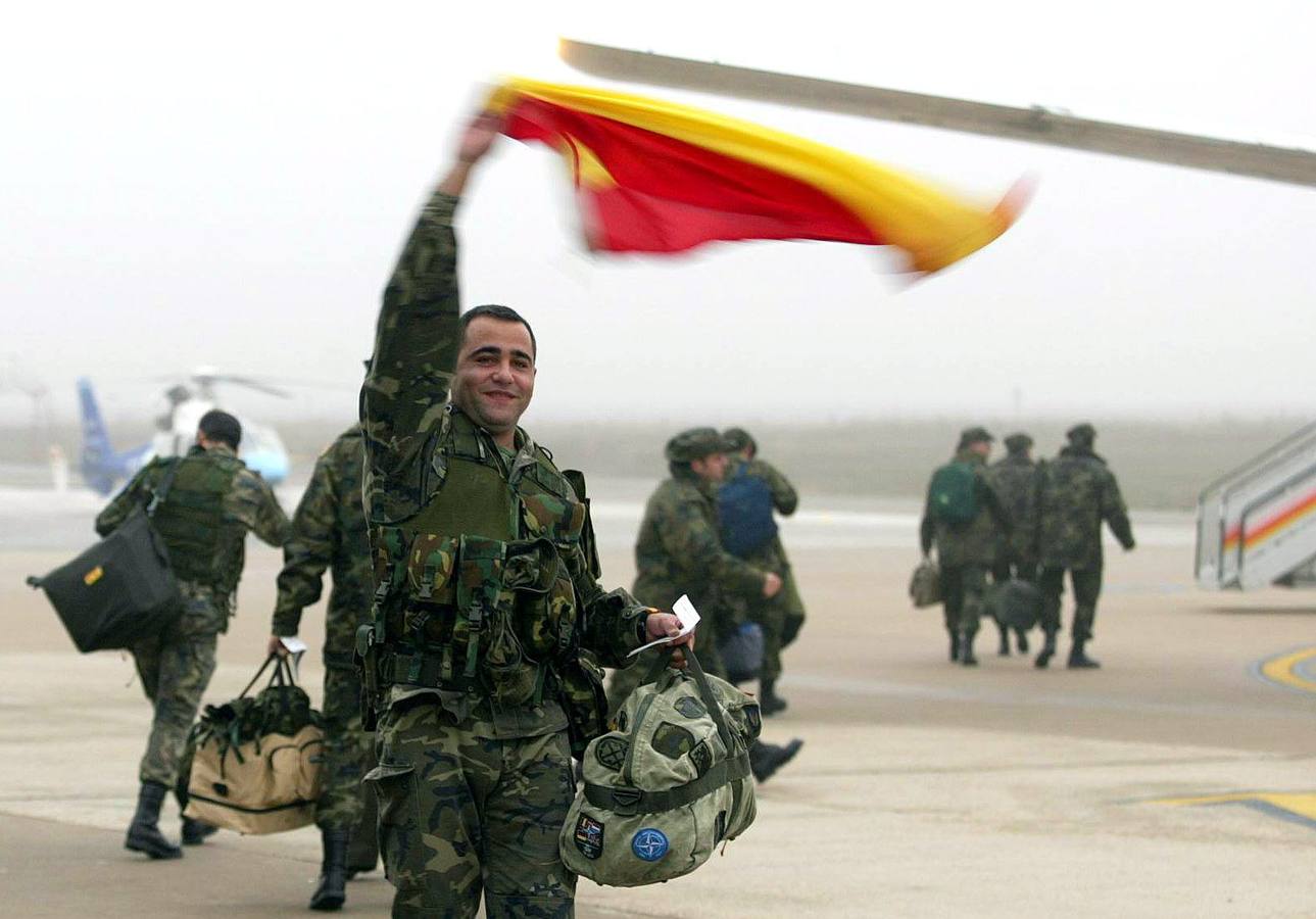 08.12.04 Algunos de los militares del Ejército de Tierra de los 103 que partieron del aeropuerto de Villanubla con destino a Kosovo donde les espera una misión de apoyo logístico.