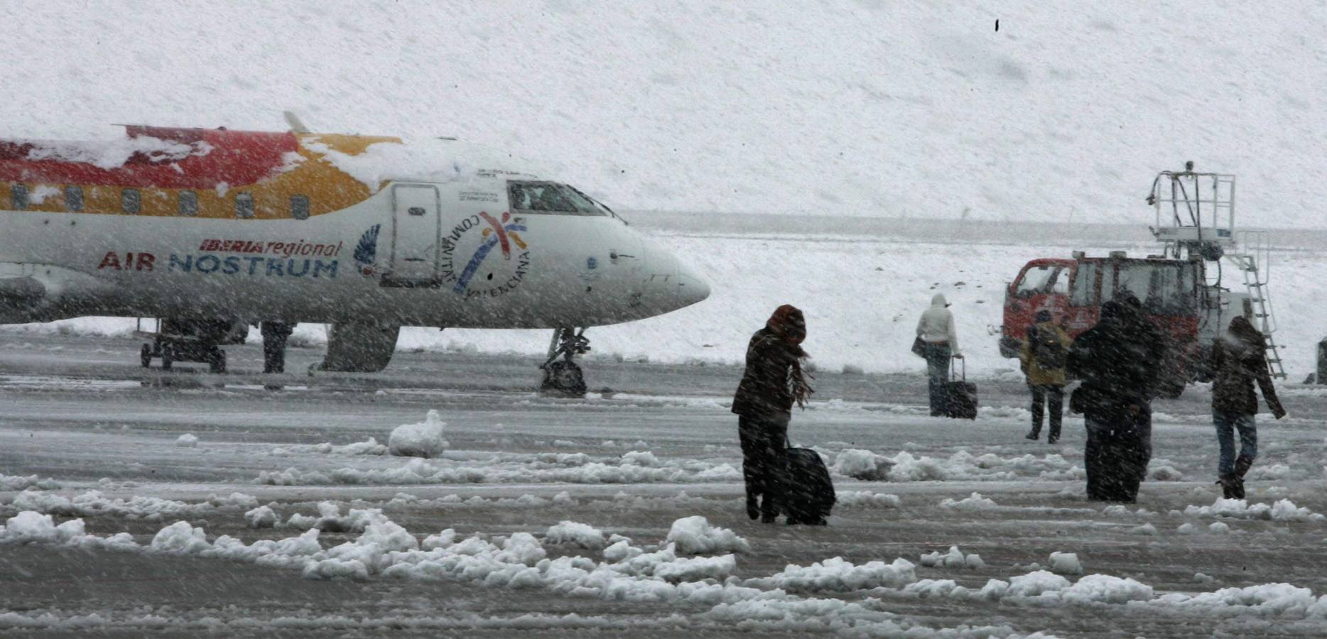 25.02.06 Un avión de la compañía Iberia espera en la pista del aeropuerto de Villanubla durante el temporal de frío y nieve.