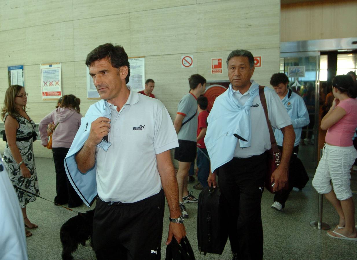 03.08.06 La expedición blanquivioleta a su llegada al aeropuerto de Villanubla procedentes de Austria donde el club ha preparado la pretemporada.