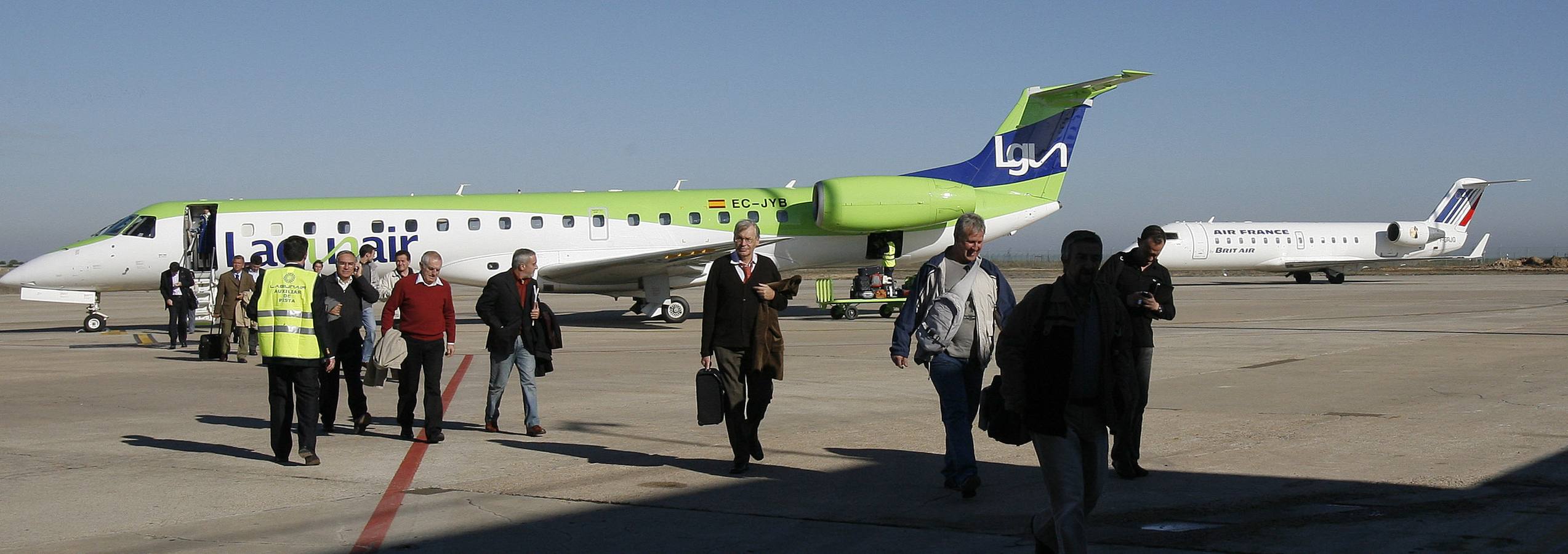 06.11.06 Pasajeros desembarcan en el primer avión de Lagun Air que opera en el aeropuerto.