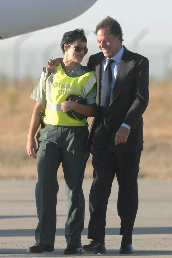 05.09.07 El cantante Julio Iglesias pasea junto a una guardia civil por el aeropuerto de Villanubla, donde ha llegado esta tarde para ofrecer mañana su único concierto en España dentro de su gira mundial 'Live'.