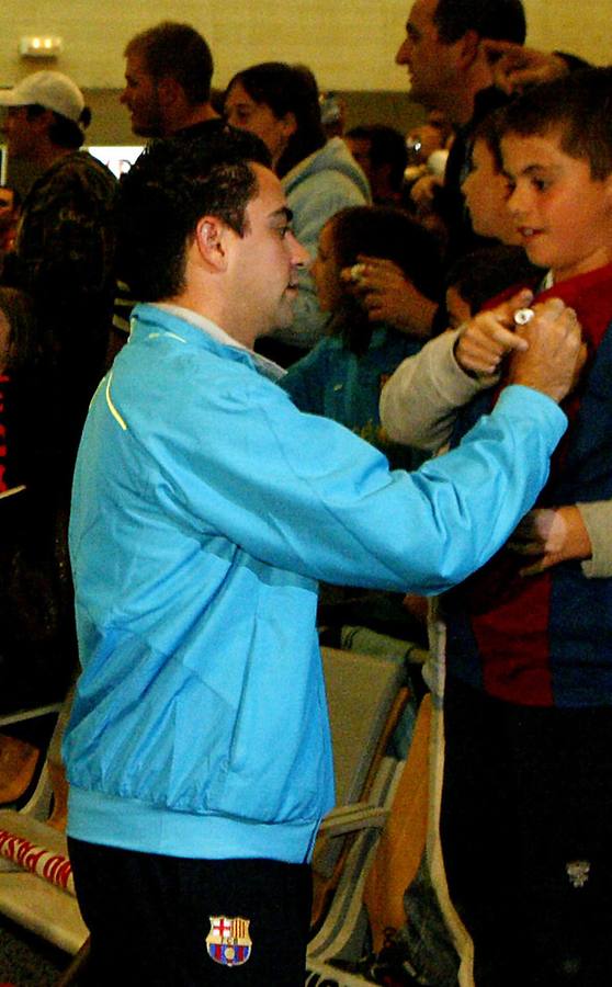 31.10.07 La expedicion del Barcelona llega al aeropuerto de Villanubla el día antes del partido ante el Real Valladolid. En la foto, Xavi firma autógrafos.