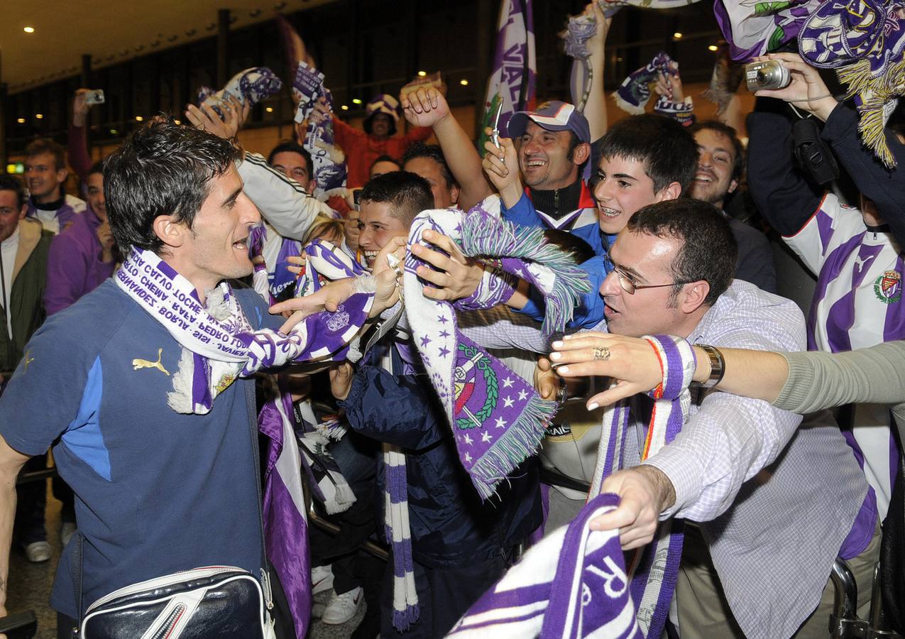 19.05.08 Los aficionados intentan abrazar a Victor en el aeropuerto de Villanubla durante la celebracion de la permanencia del Real Valladolid en la Primera División de futbol ante el Recreativo de Huelva.