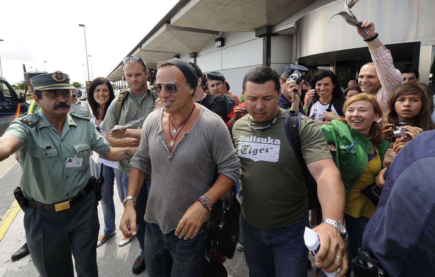 01.08.09 Bruce Springsteen, a su llegada al aeropuerto de Villanubla, saluda a sus fans rodeado de la Guardia Civil, el día que dará su concierto en el estadio José Zorrilla.