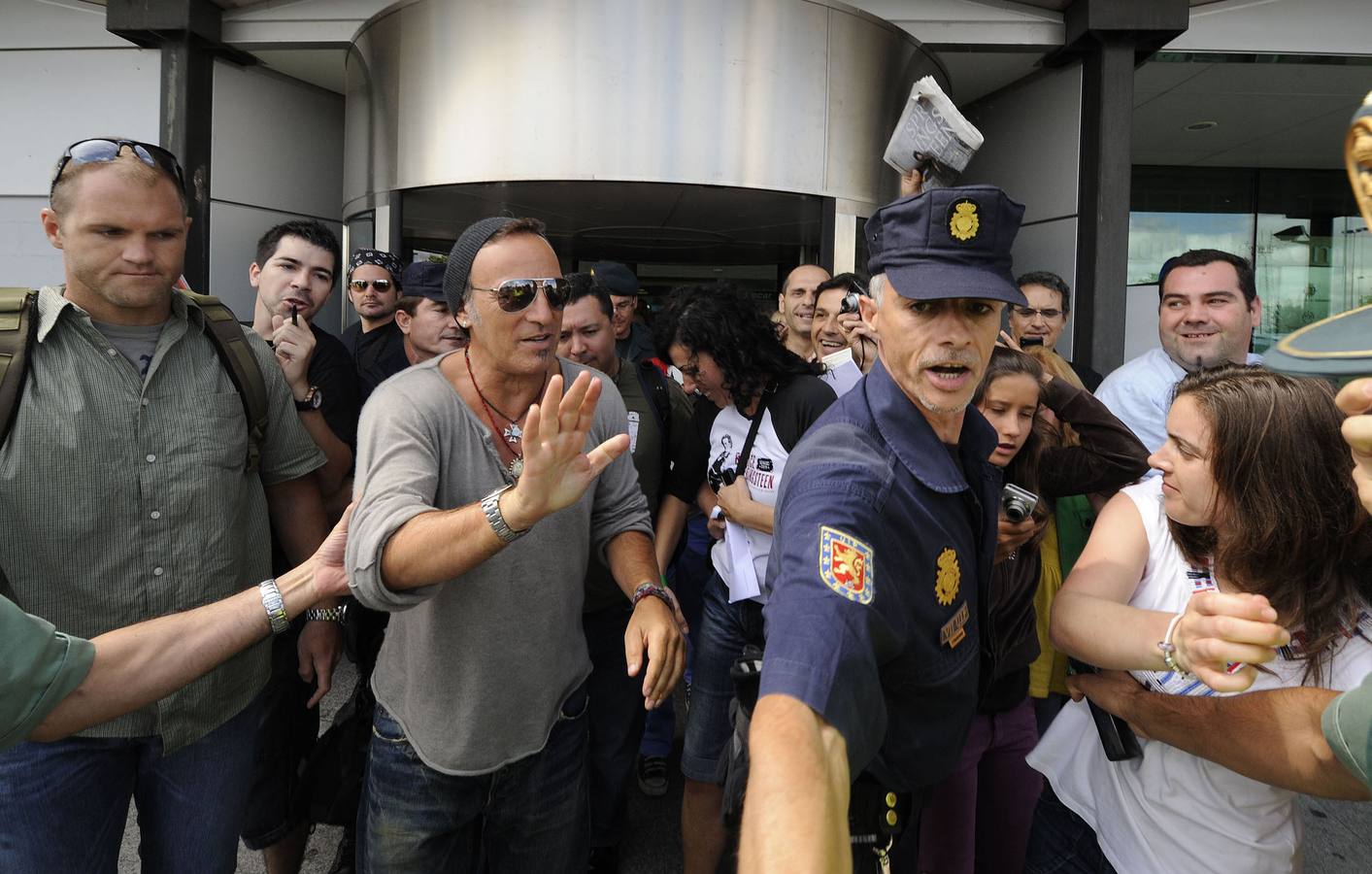 01.08.09 Bruce Springsteen, a su llegada al aeropuerto de Villanubla, saluda a sus fans el día que dará su concierto en el estadio José Zorrilla.