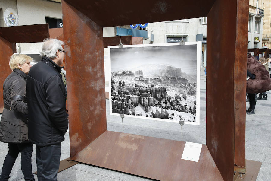 Una selección de 38 instantáneas de cinco lugares diferentes del planeta, apenas explorados por el ser humano, que se encuentra sobre grandes soportes metálicos en la plaza del Liceo y en la calle Toro