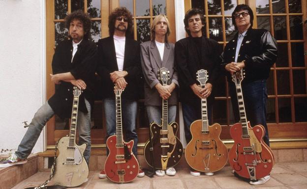 Bob Dylan, Jeff Lynne Tom Petty, George Harrison y Roy Orbison, en una imagen promocional de los Traveling Wilburys en 1988.