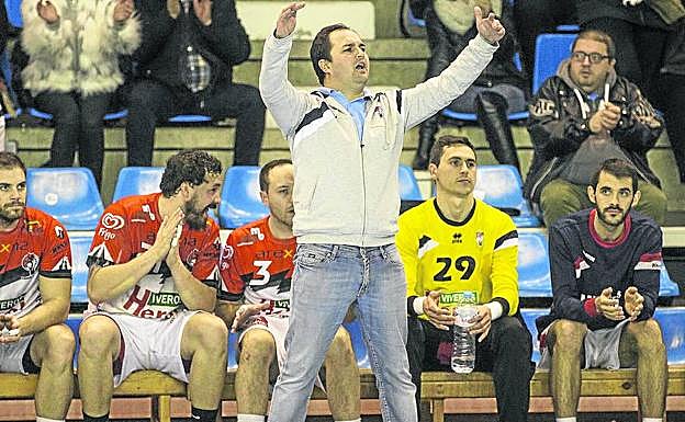 Dani Gordo, técnico del Viveros Herol BM Nava, durante un partido.