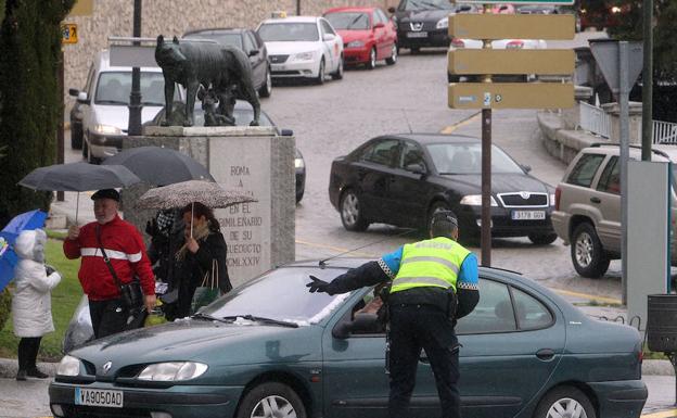 Un agente de la Policía Local regula el tráfico la pasada Semana Santa. 