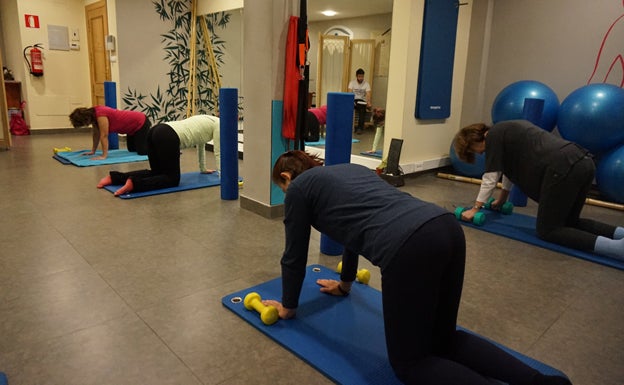 Cuatro mujeres realizan unos ejercicios en Entrena Valladolid. 