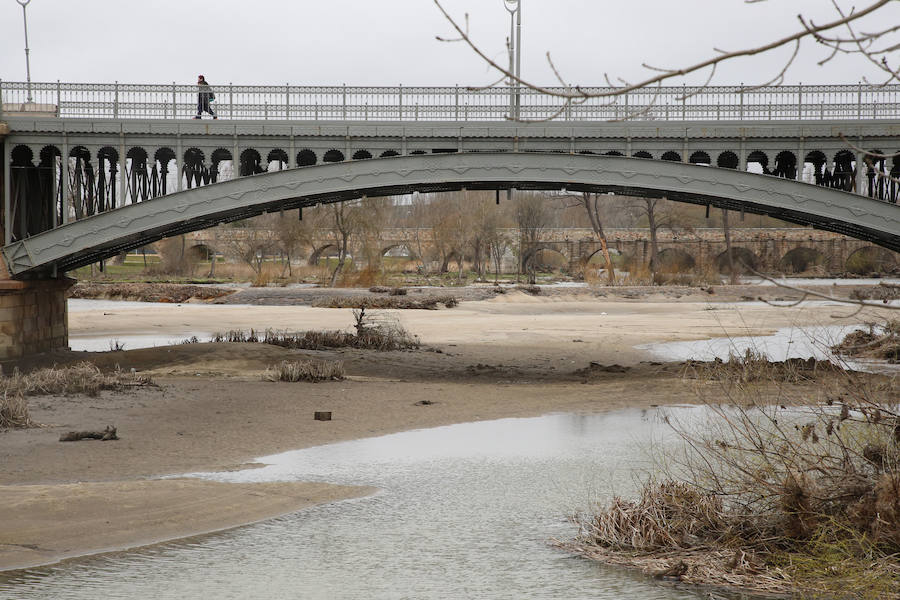 Fotos: Cauce del Tormes tras la rotura de una de las pesqueras que controlan el volumen y el flujo de agua