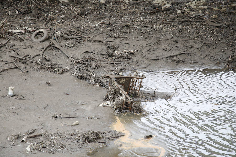 Fotos: Cauce del Tormes tras la rotura de una de las pesqueras que controlan el volumen y el flujo de agua