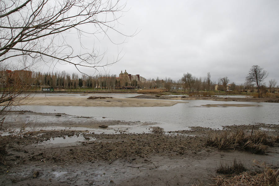 Fotos: Cauce del Tormes tras la rotura de una de las pesqueras que controlan el volumen y el flujo de agua