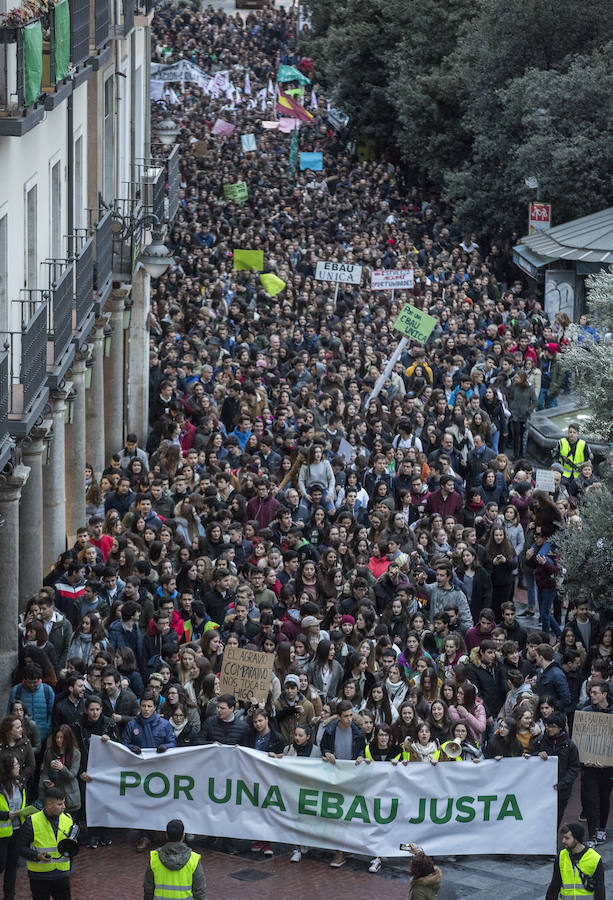 Fotos: Los estudiantes de Castilla y León piden una EBAU justa en Valladolid