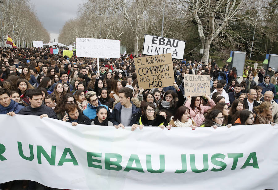 Fotos: Los estudiantes de Castilla y León piden una EBAU justa en Valladolid