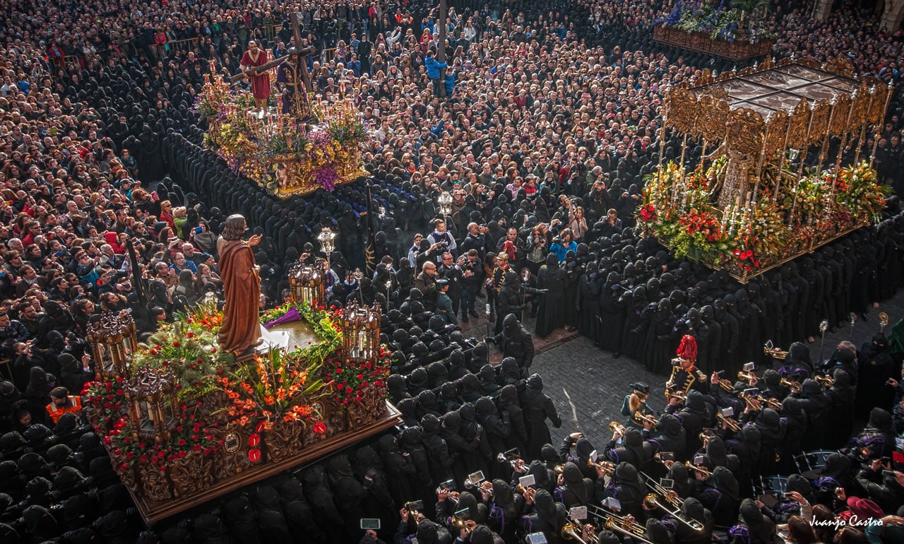 León. El Jueves Santo, a las 12 en punto de la noche salen los cofrades de Jesús Nazareno, encabezados por su Abad y la Junta de Seises, y teniendo como protagonistas a los componentes de 'La Ronda'. Durante toda la noche y por todas las calles de la ciudad acuden ante las autoridades para anunciar la salida de la procesión de los Pasos. Esquila, clarín y tambor rasgan el silencio de la noche leonesa con sus peculiares toques de llamada, entonando seguidamente uno de los hermanos la secular frase: «Levantaos hermanitos de Jesús, que ya es hora».