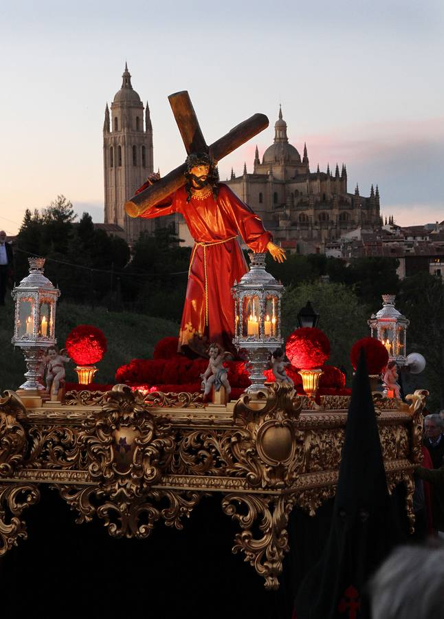 Segovia. Del conjunto de procesiones destaca el Vía Crucis Penitencial. Entre las tallas procesionales segovianas despunta, por su antigüedad, el Cristo de los Gascones que sale el jueves en el Vía Crucis de la parroquia de El Salvador.