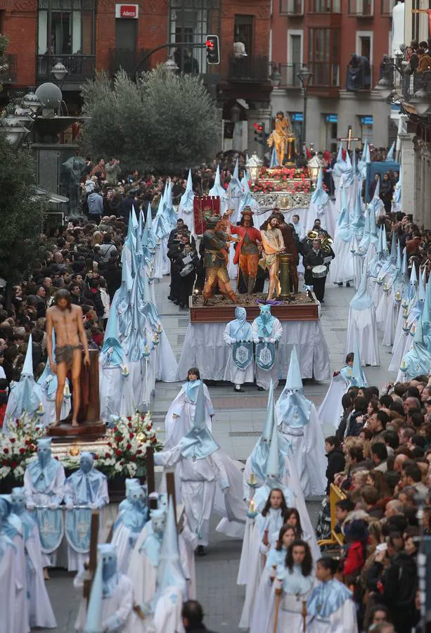 Valladolid. Se remonta al siglo XV, cuando se comenzaron a organizar las primeras procesiones, y fue durante el siglo XVII cuando logró su mayor esplendor escultórico. Tras decaer en el siglo XIX, fue en 1920 cuando se impulsó la Procesión General del Viernes Santo, que reúne a todas las cofradías y a la mayoría de los pasos. Es una manifestación a caballo entre lo religioso y lo puramente artístico, que proporciona a los creyentes un motivo de reflexión, y a los demás la posibilidad, única, de ver las calles recorridas por unas imágenes que durante el año reposan en museos, iglesias y conventos, algunos de ellos de rigurosa clausura.