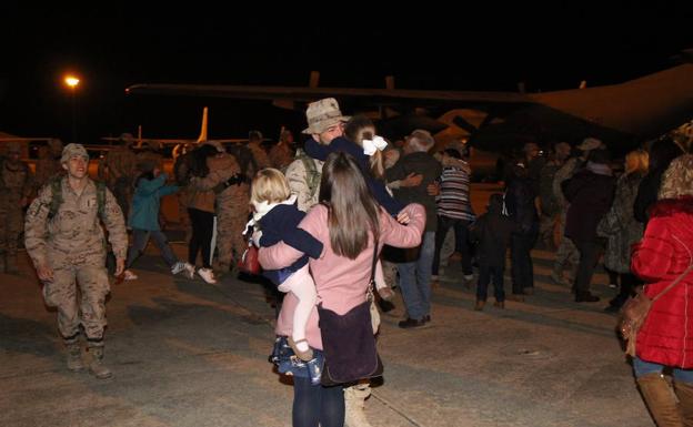 Uno de los militares salmantinos es recibido por sus familiares a pie de pista.