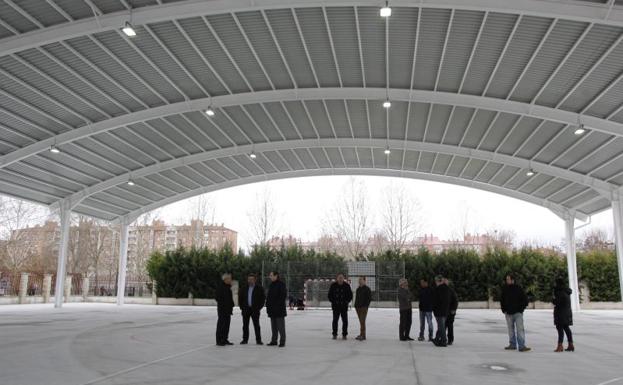 Las autoridades municipales durante la inauguración de la cubierta de la zona deportiva. 